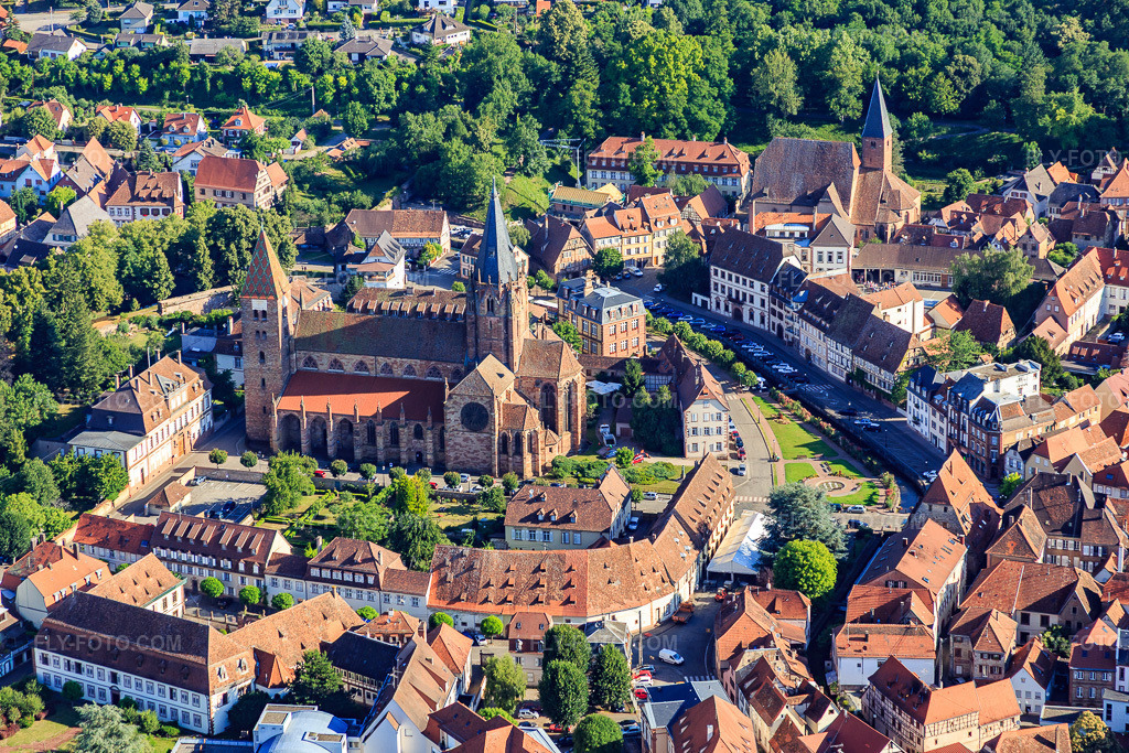 Aerial view: Quai du 24 Novembre with Abbatiale Saint Pierre et Paul from the northwest in Wissembourg in the state Bas-Rhin, France. – Photo: IMG_083022.jpg taken on 06/26/2015 by Werner Riehm/FLY-FOTO.com – Resolution of the original: 5472 x 3648 px – Paroisse de Wissembourg