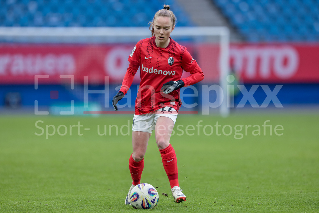 Fussball, Google Pixel Frauen-Bundesliga, Hamburger SV - SC Freiburg | Lisa Kolb (SC Freiburg, 22) am Ball, Freisteller, Einzelbild, Ganzkörper, Aktion, Action, Spielszene, DIE DFB-RICHTLINIEN UNTERSAGEN JEGLICHE NUTZUNG VON FOTOS ALS SEQUENZBILDER UND/ODER VIDEOÄHNLICHE FOTOSTRECKEN. DFB REGULATIONS PROHIBIT ANY USE OF PHOTOGRAPHS AS IMAGE SEQUENCES AND/OR QUASI-VIDEO.