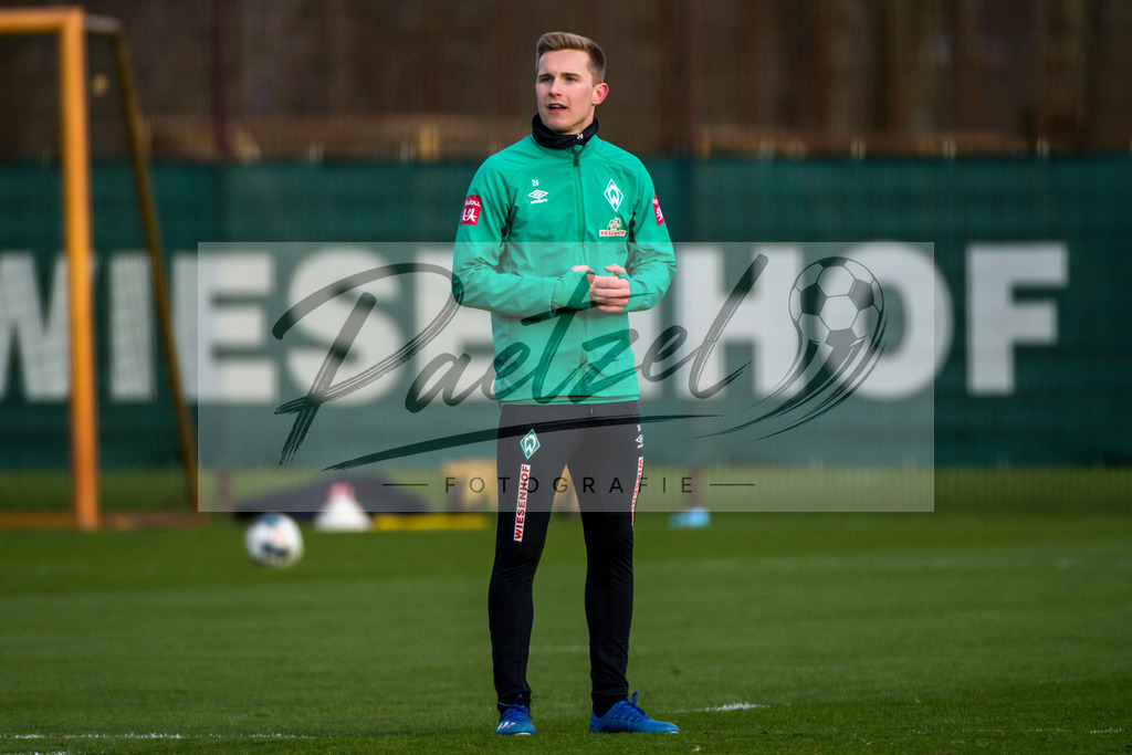 20200218_TRASVW_0038 | Fussball, Herren: Johannes Eggestein (Werder Bremen) schaut waehrend der Trainingseinheit des SV Werder Bremen auf dem wohninvest Weserstadion Trainingsplatz am 18.02.2020 in Bremen, Deutschland. - Realisiert mit Pictrs.com