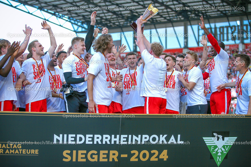 RWE3Liga25052402098 | 25.05.2024, Essen, Fußball, Finaltag der Amateure, Niederrheinpokal Finale, Stadion an der Hafenstraße, Saison 2023 2024, Rot-Weiss Essen – SC Rot-Weiß Oberhausen: Siegerfeier Siegerehrung Abschlussfeier Abschlussjubel Freude - xxxx . DFB regulations prohibit any use of photographs as image sequences and or quasi-video.