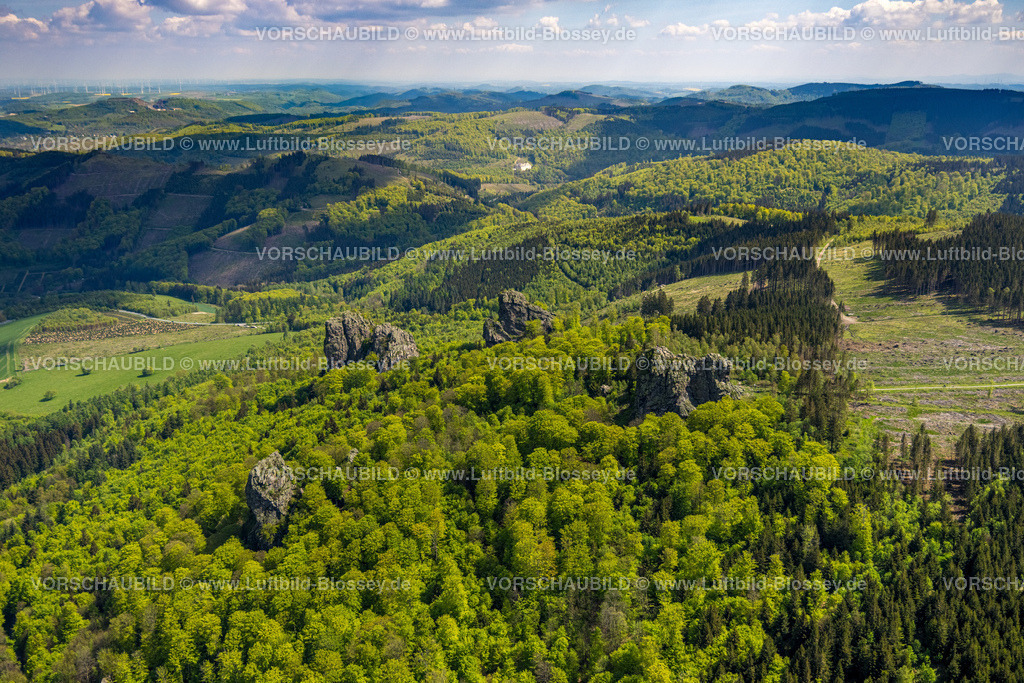 Olsberg240503779 | Luftbild, Bruchhauser Steine, Sehenswürdigkeit in waldiger Hügellandschaft, vier Felsen mit Namen Ravenstein, Goldstein, Bornstein und Feldstein mit Gipfelkreuz, Fernsicht mit blauem Himmel und Wolken, Bruchhausen, Olsberg, Sauerland, Nordrhein-Westfalen, Deutschland