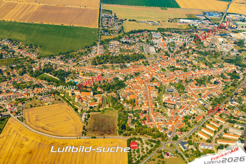 Stadt Querfurt von Oben- Die Luftaufnahme wurde 2025 vom UL-Flugzeug heraus erstellt ( keine Drohnenaufnahme ) - Hochauflösende Luftaufnahme - für Wandbilder und großformatige Ausdrucke geeignet. Das besondere Geschenk!Hier alle&nbsp;Infos zur Lizenzierung der LuftaufnahmeWir fliegen auch dieses Jahr wieder in Ihre Region um Luftbilder zu erstellen.- Luftbild anfragen