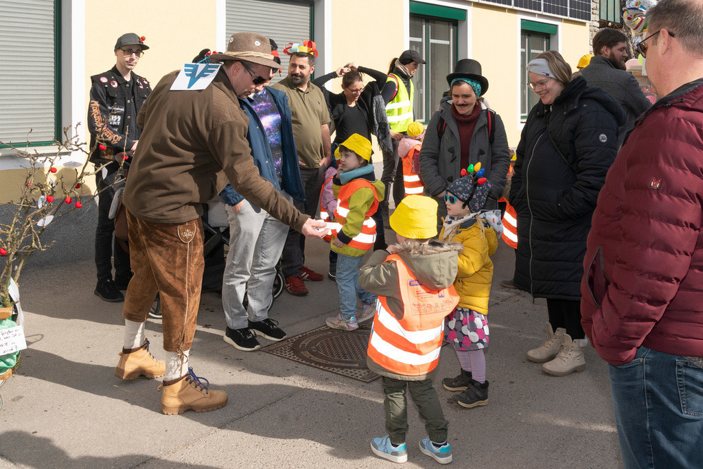 Umzug2025-005_8749 | Fotostrecke: FASCHINGSUMZUG 2025 in Loosdorf. 22 Masken(gruppen)-Teilnehmer: Loosdorfer Vereine, Wirtschaftstreibende, Gemeindeabordnungen sowie Kreditinstitute. rund 700 Besucher entlang der Hauptstrasse. Veranstaltungs-Sicherung durch Mannschaft der FF-Loosdorf mit schwerem Gerät. Maskenprämierung am EKZ-Platz durch Bgm. Thomas Vasku in den Kategorien: Bester Festwagen (Fa. gkonzept-Groissenberger; Beste Personengruppe-ASK-Loosdorf; Beste Einzelperson; Weiteste Anreise-FF Schollach;