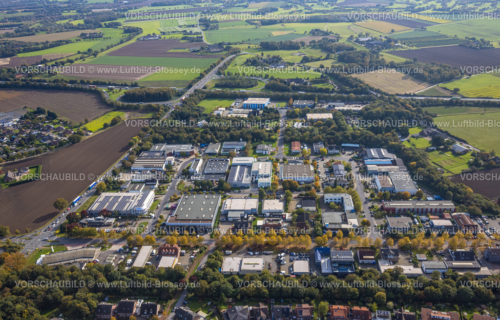 Neukirchen-Vluyn241013369 | Luftbild, Gewerbegebiet Vluyn-Süd, Wiesen und Felder, hinten die Autobahn A40 mit Anschlussstelle Neukirchen-Vluyn, Vluyn, Neukirchen-Vluyn, Ruhrgebiet, Nordrhein-Westfalen, Deutschland