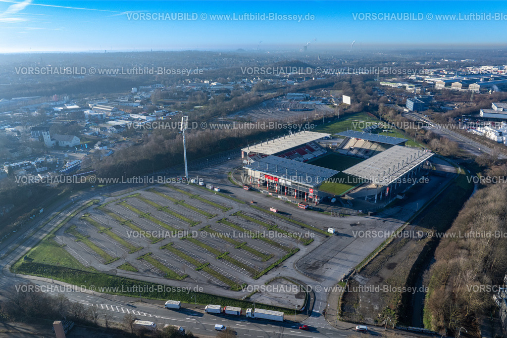 Essen241260039RWE-StadionAnDerHaffenstrasse | Luftbild, Fußballstadion an der Hafenstraße des Clubs Rot-Weiss Essen,3. Bundesliga , Essen-Borbeck, Tribünen, ,Essen, Ruhrgebiet, Nordrhein-Westfalen, Deutschland Copyright: Blossey Mantler