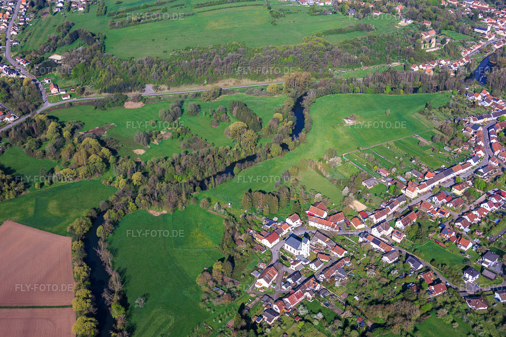 Luftbild: Verlauf der Blies an der deutsch-französischen Landesgrenze und Kirche St. Martin Habkirchen im Ortsteil Habkirchen in Mandelbachtal im Bundesland Saarland in Deutschland.Foto: IMG_154929.jpg vom 18.04.2026 durch Werner Riehm/FLY-FOTO.deAuflösung des Originals: 6000 x 4000 px- Aktuelles