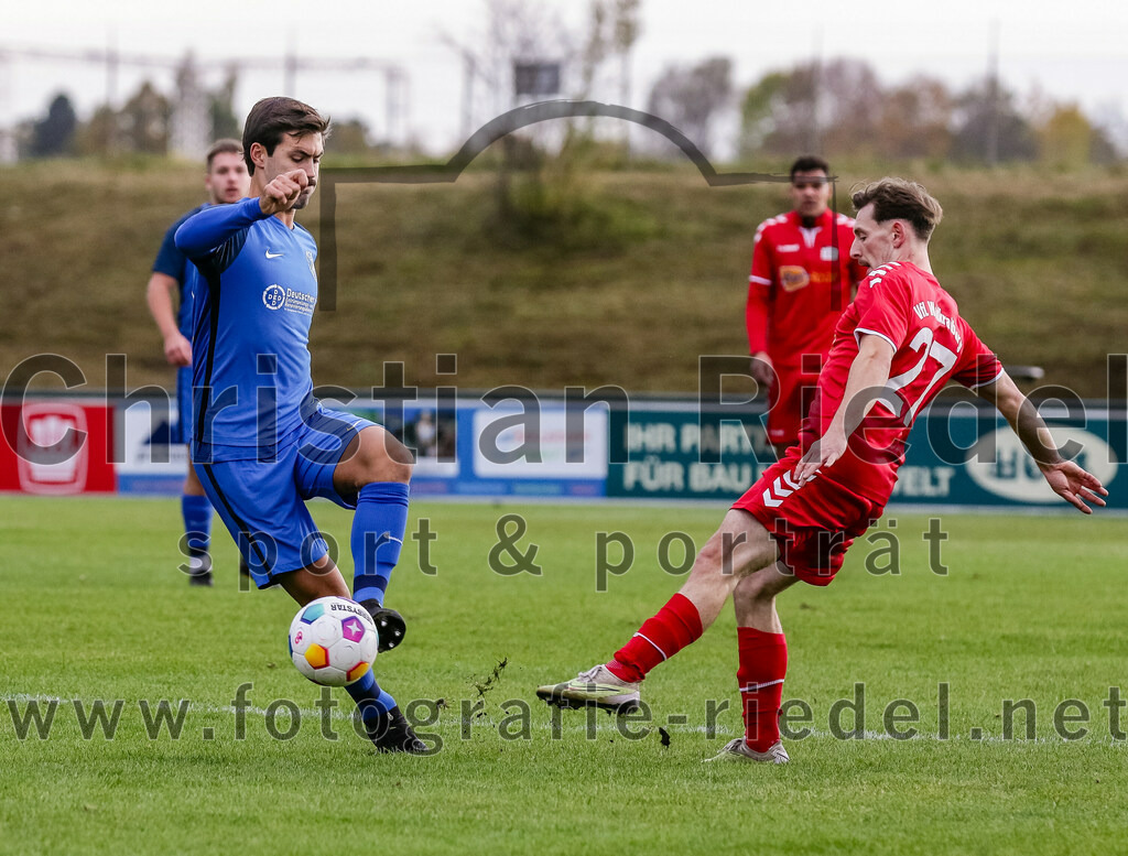 2023-11-04_031_FC_Langengeisling_gegen_VfL_Waldkraiburg | Erding, Deutschland, 04.11.2023:
Fußball, Bezirksliga Oberbayern Ost 2023 / 2024, 16. Spieltag, FC Langengeisling gegen VfL Waldkraiburg, Endergebnis: 2:0

Kilian Stenzel (FC Langengeisling, #32), Valmir Bakiji (VfL Waldkraiburg, #27)

Foto: Christian Riedel / fotografie-riedel.net