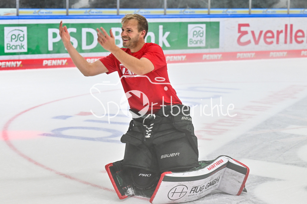 Augsburger Panther - Iserlohn Roosters | Die Augsburger Panther feiern zusammen mit ihren Fans den Heimsieg gegen Iserlohn / Penny DEL: Augsburger Panther - Iserlohn Roosters; Curt Frenzel Stadion am 21.09.2025 / im Bild Michael GARTEIG (Augsburger Panther 34