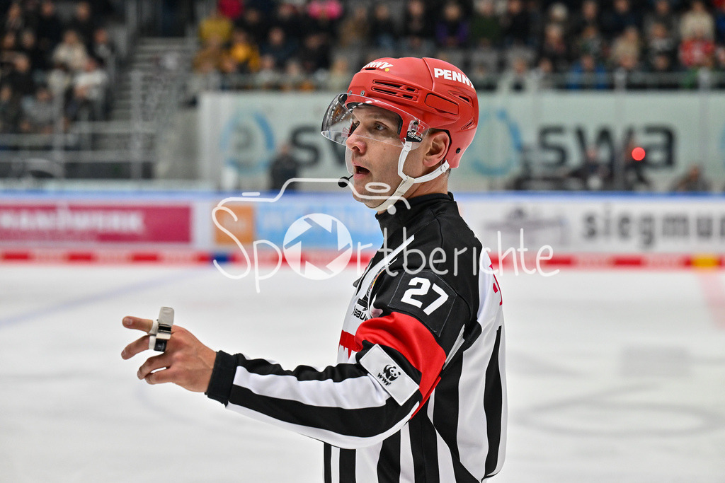 Augsburger Panther - Straubing Tigers | Im Bild Hauptschiedsrichter Bastian STEINGROSS / Freisteller / Einzelfoto / DEL: Augsburger Panther - Straubing Tigers, Curt Frenzel Stadion am 29.11.2024