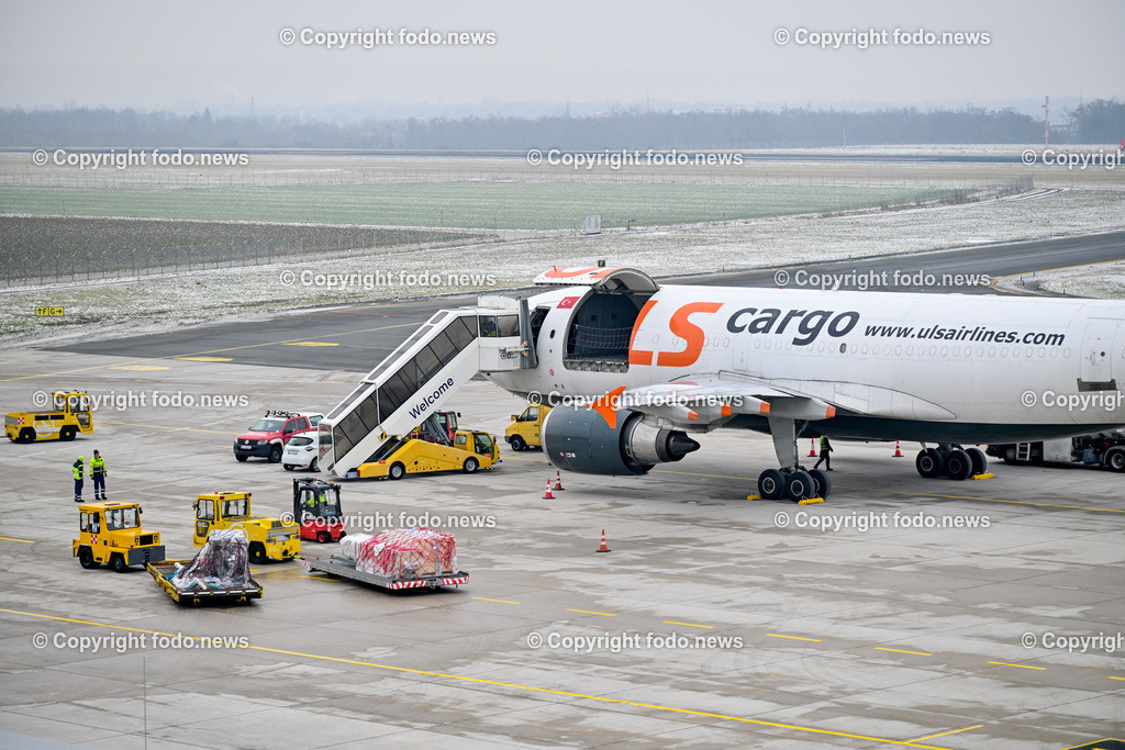 Flughafen Linz_ ULS Cargo_ 12.01.2024-7 | 12.01.2024, Linz Hoersching, AUT, Flughafen Linz, Linz Airport, im Bild Flugzeug, Fracht, Cargo, Airbus A310, ULS Airlines, Turkish, Ankunft, beladen, Vorfeld, Tower