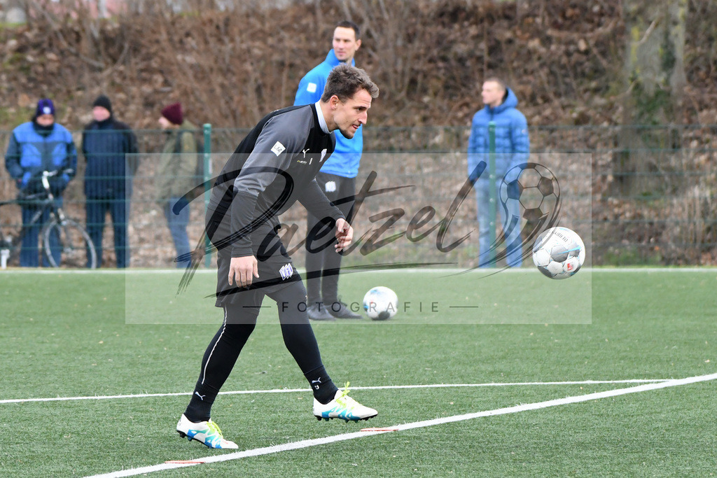 20200131_TRAOSN_0121 | Fußball, Herren: Ulrich Taffertshofer (VfL Osnabrueck) in Aktion, am Ball, Einzelaktion waehrend der Trainingseinheit des VfL Osnabrueck im Sportpark Illoshoehe am 31.01.2020 in Osnabrueck, Deutschland. - Realisiert mit Pictrs.com