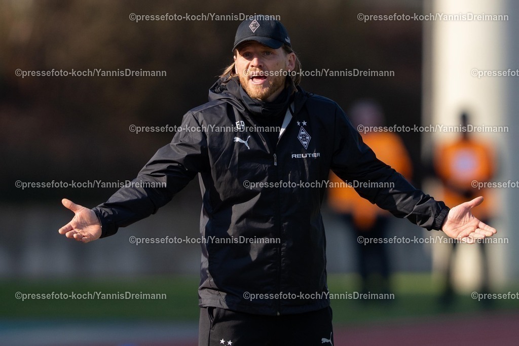xYDR15032501071 | 15.03.2025, xydrx, Fußball, Borussia Mönchengladbach II (U23) - 1.FC Bocholt, Regionalliga West, Grenzlandstadion: Eugen Polanski (Trainer Borussia Moenchengladbach II) beschwert sich beim Linienrichter