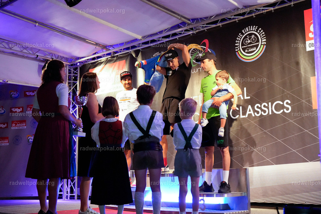 1391_20230817_Bewerb_Maenner_Muehlanger | AUT - OESTERREICH, 2023-08-16: SPORT RENNRAD-FAHREN - 55. INTERNATIONALER RADWELTPOKAL IN ST. JOHANN IN TIROL  - Vintage-Radrennen mit WM-Bronze-Medaillen-Siegerin Christina Schweinberger, den Teilnehmer und Alexander Baumann (vom Orginastions-Team) - TAG 2 BEWERB MAENNER IN SECHS GRUPPEN  ; Foto: Roland Muehlanger