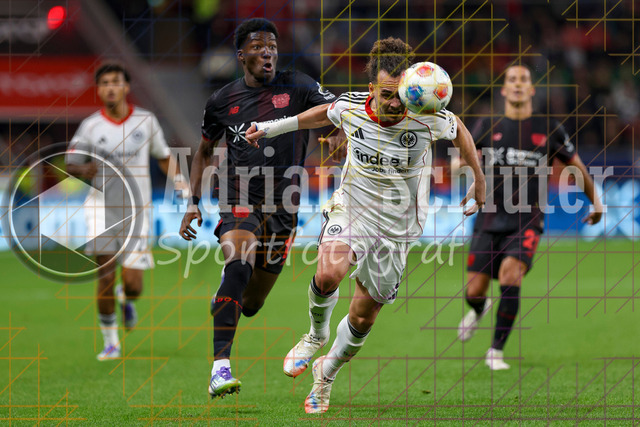 Bayer 04 Leverkusen vs Eintracht Frankfurt - Bundesliga  | Leverkusen, Deutschland, 12.09.25:   Ernest Poku (Bayer 04 Leverkusen) und Arthur Theate (Eintracht Frankfurt) im Kampf um den Ball waehrend des Spiels der Bundesliga zwischen  Bayer 04 Leverkusen vs Eintracht Frankfurt in der BayArena(Foto von Brauer-Fotoagentur / Adrian Schlueter)