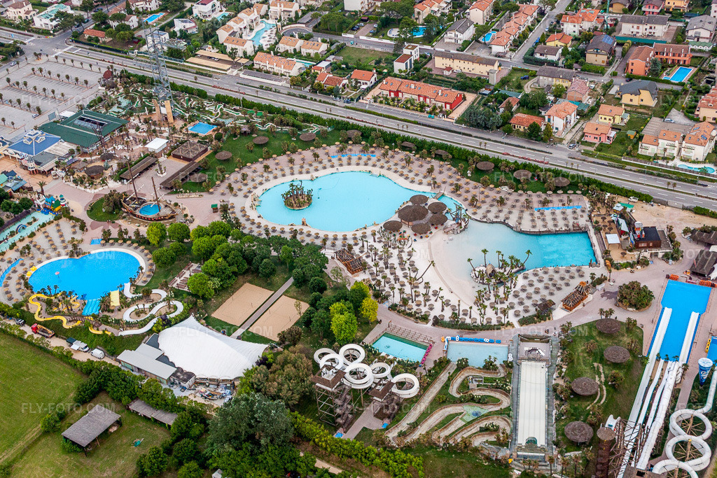 Aerial view: Kurven und Kreis- Bahnen der Wasser- Rutsche am Schwimmbecken des Freibades Aqualandia in Lido di [§1] in the district Lido di Jesolo in Jesolo in the state Veneto, Italy. – Photo: IMG_50335.jpg taken on 06/07/2012 by Werner Riehm/FLY-FOTO.com – Resolution of the original: 4752 x 3168 px