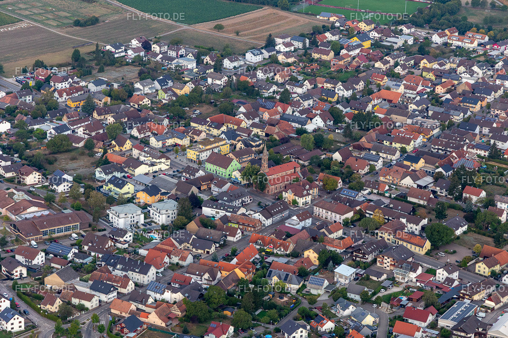 Ortskern am Marktplatz | Luftbild: Ortskern am Marktplatz in Hügelsheim im Bundesland Baden-Württemberg in Deutschland. Foto: IMG_008787.jpg vom 20.09.2020 durch Werner Riehm/FLY-FOTO.de - Realisiert mit Pictrs.com