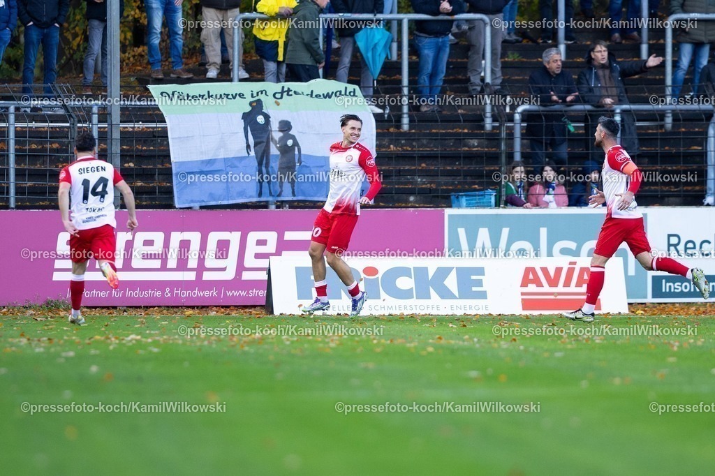 xKWIx26102501005 | 26.10.2025, xkwix, Fußball, Regionalliga West, FC Gütersloh - Sportfreunde Siegen, Ohlendorf Stadion im Heidewald: Torjubel nach dem Tor zum 0:1 durch Dennis Brock (Sportfreunde Siegen #34)