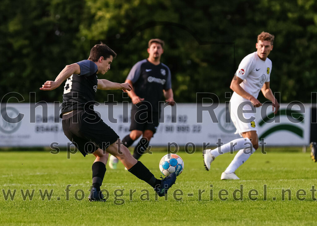 2023-08-08_031_FC_Moosinning_gegen_FC_Langengeisling | Moosinning, Deutschland, 08.08.2023:
Fußball, Bezirksliga Oberbayern Ost 2023 / 2024, 3. Spieltag, FC Moosinning gegen FC Langengeisling, Endergebnis: 0:4

Paul Bucher (FC Langengeisling, #18)

Foto: Christian Riedel / fotografie-riedel.net
