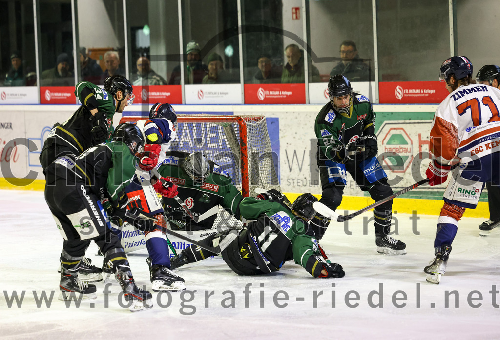 2023-03-03_033_TSV_Erding_gegen_ESC_Kempten | Erding, Deutschland, 03.03.2023:
Eishockey, Bayernliga Playoffs 2022 / 2023, Viertelfinale, TSV Erding gegen ESC Kempten, Endergebnis: 9:3

Bastian Cramer (Erding Gladiators, #34), Michel Maaßen (ESC Kempten, #9), Torwart Christoph Schedlbauer (Erding Gladiators, #31), Sebastian Busch (Erding Gladiators, #11), Lukas Krämmer (Erding Gladiators, #24), Anton Zimmer (ESC Kempten, #71)

Foto: Christian Riedel / fotografie-riedel.net