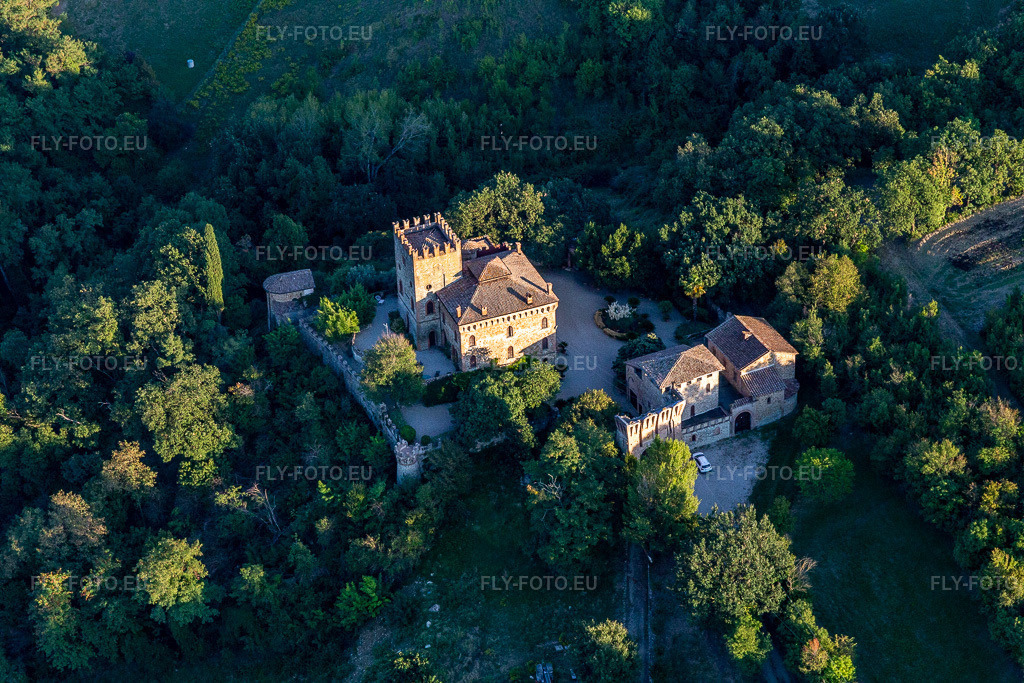 Vue aérienne: Castello della Torricella à Scandiano dans le département Reggio Emilia, Italie. Photo: IMG_134690.jpg prise le 19/09/2022 par Werner Riehm/FLY-FOTO.euRésolution de l'original: 5472 x 3648 pxTurismo Reggiano - Portale turistico del comune di Reggio Emilia