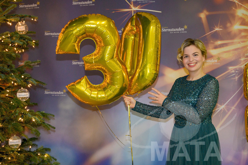 _DWA1279 | Katharina Schulze bei '30 Jahre Sternstunden-Gala 2023' in der Frankenhalle. Nürnberg, 15.12.2023 - Realisiert mit Pictrs.com