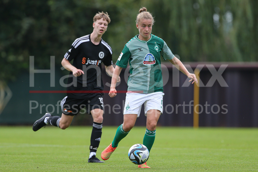 Fussball, Testspiel Frauen, SV Werder Bremen - TSV Pansdorf (U 19-Junioren) | v.li.: Michelle Ulbrich (SV Werder Bremen, 5) am Ball, Einzelbild, Ganzkörper, Aktion, Action, Spielszene