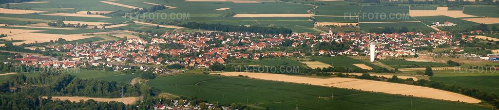 Aerial view: Panorama from the west in Rœschwoog in the state Bas-Rhin, France. – Photo: IMG_30571-Bearbeitet.jpg taken on 07/09/2010 by Werner Riehm/FLY-FOTO.com – Resolution of the original: 12440 x 2762 px