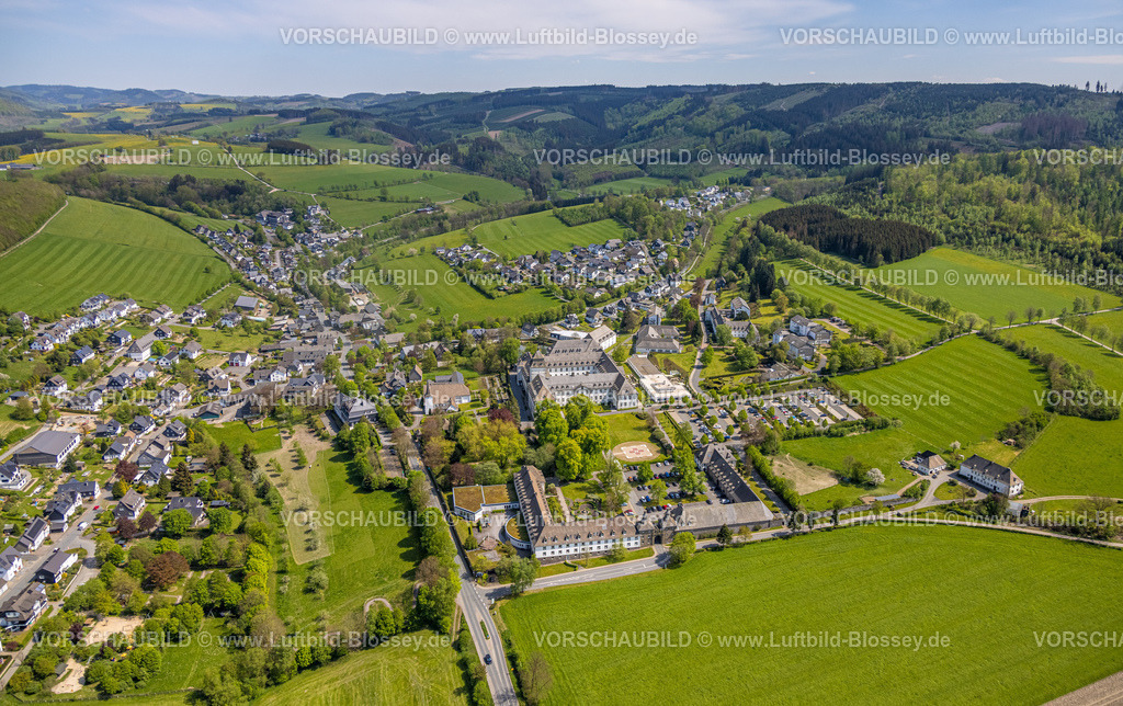 Schmallenberg240505508 | Luftbild, Wohngebiet Ortsansicht Ortsteil Kloster Grafschaft und Fachkrankenhaus Kloster Grafschaft GmbH, umgeben von Wiesen und Feldern in waldreicher Landschaft, Grafschaft, Schmallenberg, Sauerland, Nordrhein-Westfalen, Deutschland