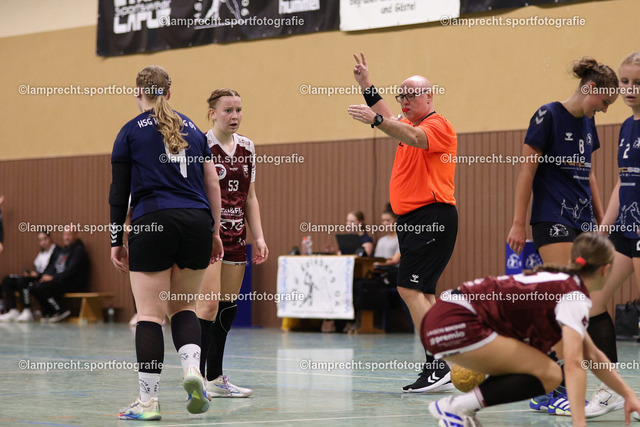 Handball I Juniorinnen I Saison 2026-2027 I Oberliga Schleswig-Holstein I 3. Spieltag I HSG Kalkberg 06 - TSV Bargteheide 137 | Matthias Kock (Schiedsrichter) zeigt Ida Marit Zickermann (9, HSG Kalkberg 06) die 2-Minuten Strafe - Realisiert mit Pictrs.com