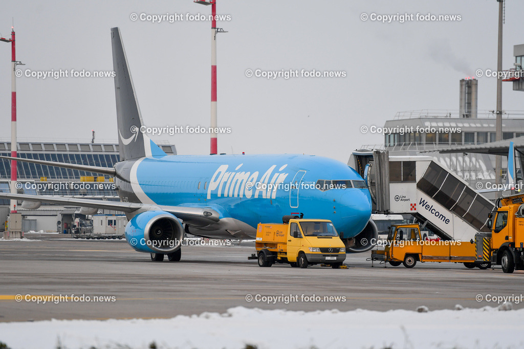 Flughafen Linz_ Linz Airport_ Linz-Hoersching_ 19.12.2022-2 | 19.12.2022, Linz Hoersching, AUT, Flughafen Linz, Linz Airport, im Bild beladen einer Transportmaschine