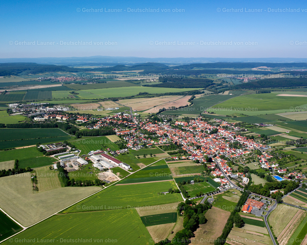 2634510 | NIEDERORSCHEL 09.06.2006 Stadtansicht vom Stadtrand angrenzend an landwirtschaftliche Feldern  in Niederorschel im Bundesland Thüringen, Deutschland // City view from the outskirts with adjacent agricultural fields  in Niederorschel in the state Thuringia, Germany Foto: Gerhard Launer