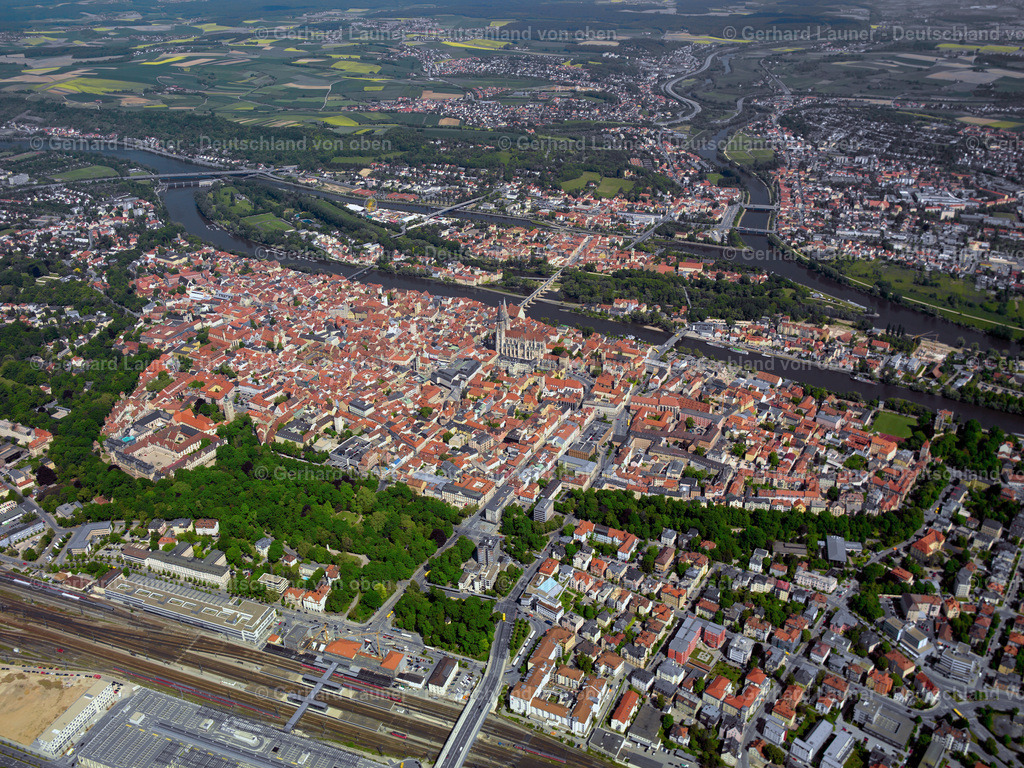 2409542 | REGENSBURG 02.09.2021 Altstadtbereich und Innenstadtzentrum " am Ufer des Flußverlaufes der Donau " in Regensburg im Bundesland Bayern, Deutschland. Weiterführende Informationen bei: Stadt Regensburg. // Old Town area and city center " on the banks of the Danube river " in Regensburg in the state Bavaria, Germany. Further information at: Stadt Regensburg. Foto: Gerhard Launer
