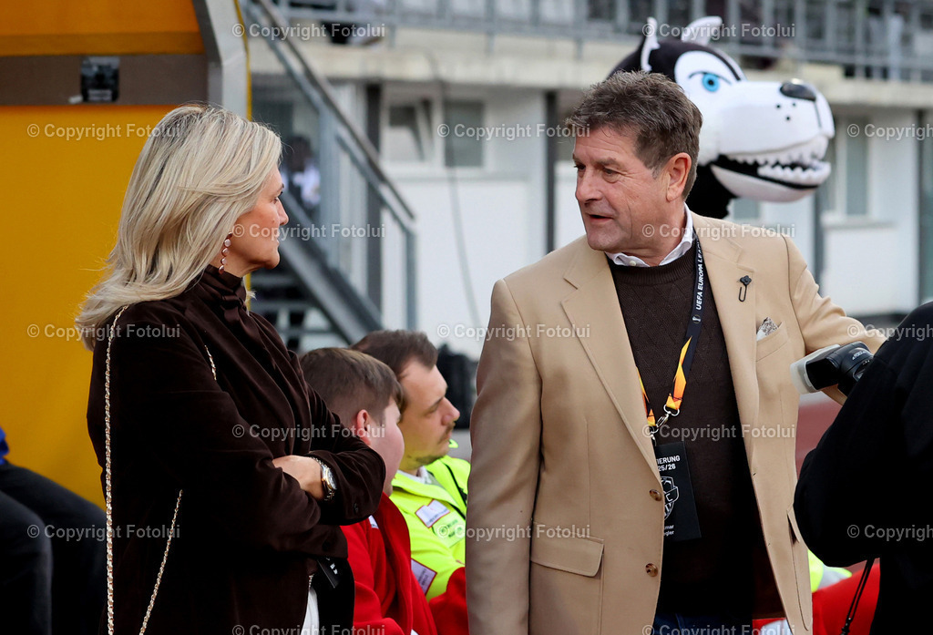 A_LUI_18102025_0014 | SPORT FUSSBALL ADMIRAL BUNDESLIGA RZ PELLETS WAC-SV OBERBANK RIED 18.10.25 IM BILD: PRAESIDENT DIETMAR RIEGLER  (WAC) UND GATTIN WALTRAUD  FOTO:FOTOLUI/MW