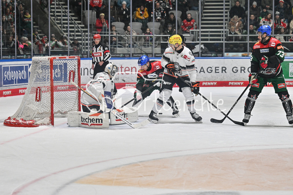Augsburger Panther - Löwen Frankfurt  | Mark ZENGERLE (Augsburger Panther #89) verpasst in dieser Szene den Puck / Torchance / DEL: Augsburger Panther - Loewen Frankfurt, Curt Frenzel Stadion am 12.01.2025