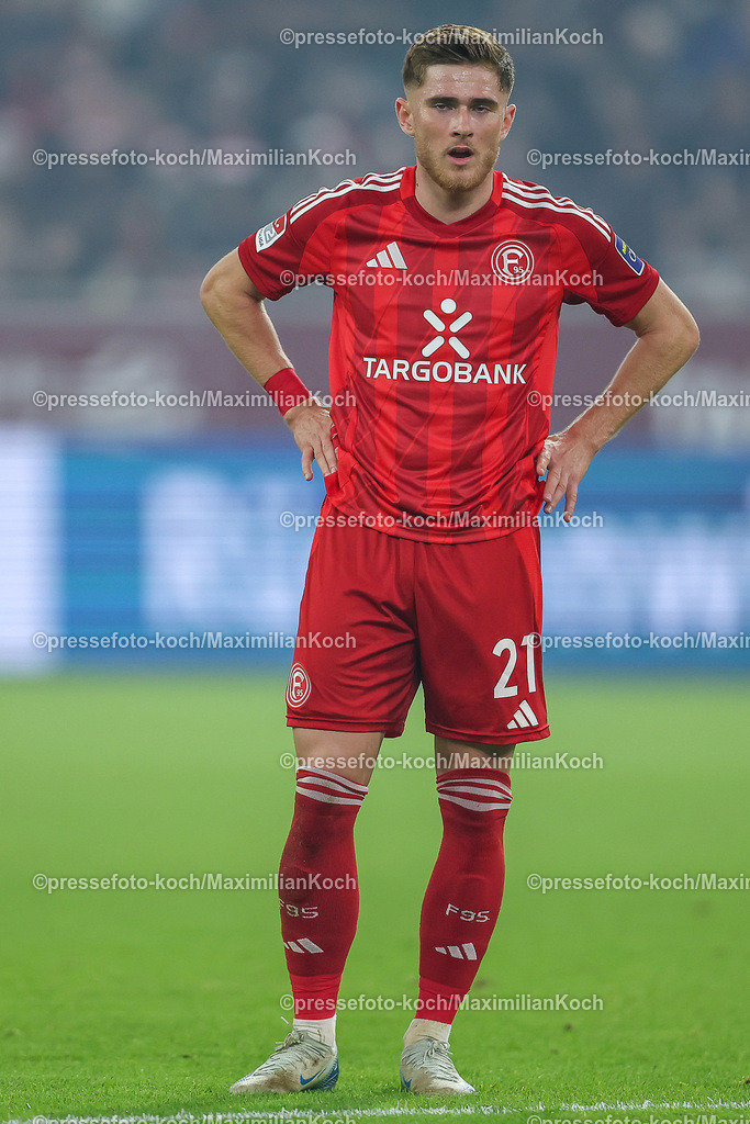 Due0911240109602138 | 09.11.2024, Fußball, Fortuna Düsseldorf - SC Paderborn 07, 2. Bundesliga, Merkur Spiel-Arena, Saison 2024 2025: Tim Rossmann (Fortuna Düsseldorf #21) DFB regulations prohibit any use of photographs as image sequences and or quasi-video.