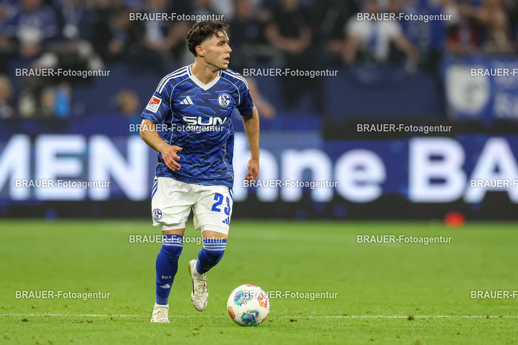 1_S04BER_20250801_1965.JPG -  - FC Schalke 04 - Hertha BSC Berlin - 2. Bundesliga | Gelsenkirchen, Deutschland, 01.08.25: Soufiane El-Faouzi (FC Schalke 04) in Aktion, am Ball, Einzelaktion waehrend des Spiels der 2. Bundesliga zwischen FC Schalke 04 - Hertha BSC Berlin in der Veltins-Arena am 01. August 2025 in Gelsenkirchen, Deutschland. (Foto von Stefan Brauer/Brauer-Fotoagentur)DFB/DFL REGULATIONS PROHIBIT ANY USE OF PHOTOGRAPHS AS IMAGE SEQUENCES AND/OR QUASI-VIDEO.