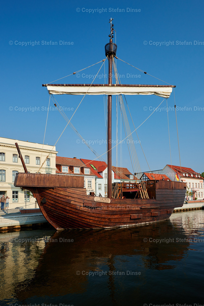 _DSC5010 | Findlinge im Eis, Zeesenboote bei der Traditionsregatta, eine Seebrücke im Sonnenaufgang - mit den Bildern aus dieser Galerie erhalten Sie wunderschöne Aufnahmen über das ganze Jahr. Ein tolles Produkt zum Verschenken, Werben oder zum Träumen vom nächsten - Realisiert mit Pictrs.com