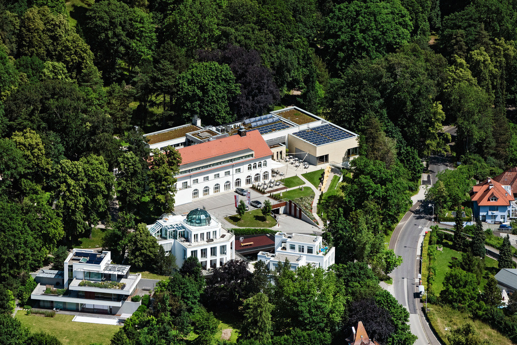 dr__0092264.jpg | LINZ 14.06.2022 Gebäudekomplex des Weiterbildungs- und Bildungszentrums " Jägermayrhof " in Linz in Oberösterreich, Österreich. 