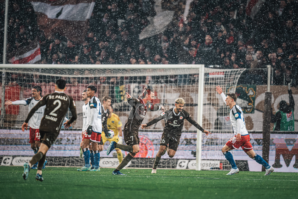 Fußball | Männer | Saison 2023/2024 | 2. Fußball-Bundesliga | 15. Spieltag | FC St. Pauli vs. Hamburger SV | 01.12.2023 | Torjubel von Jackson Irvine (#7, FC St. Pauli) mitte und Elias Saad (#26, FC St. Pauli) rechts