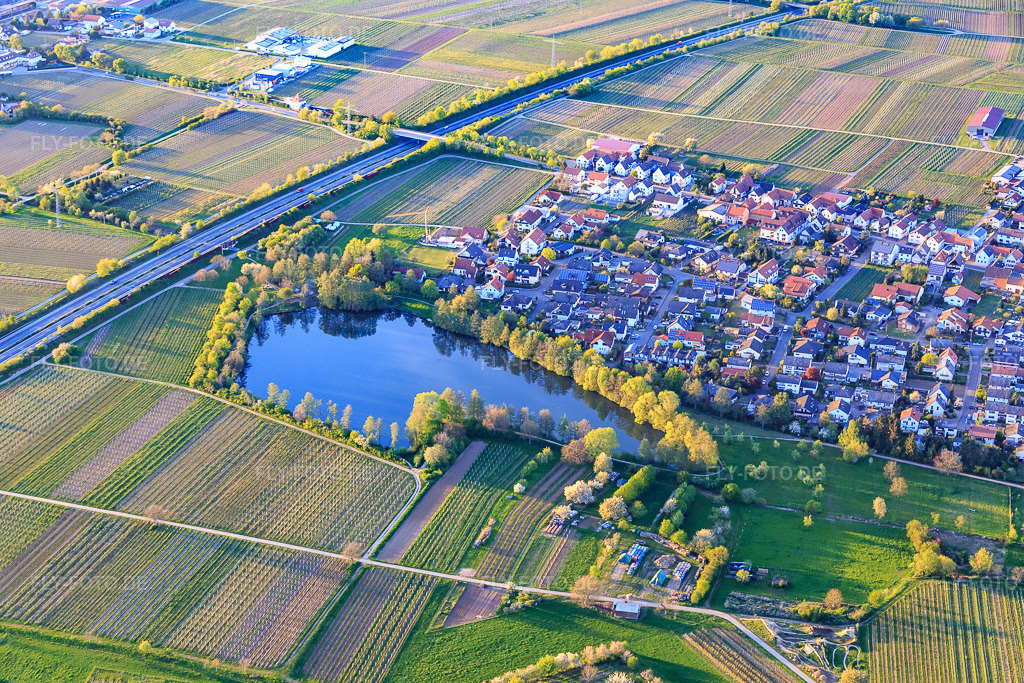 Luftbild: Dorfansicht am Kropsbach neben der A65 von Süden in Kirrweiler im Bundesland Rheinland-Pfalz in Deutschland. Foto: IMG_077487.jpg vom 21.04.2015 durch Werner Riehm/FLY-FOTO.de
