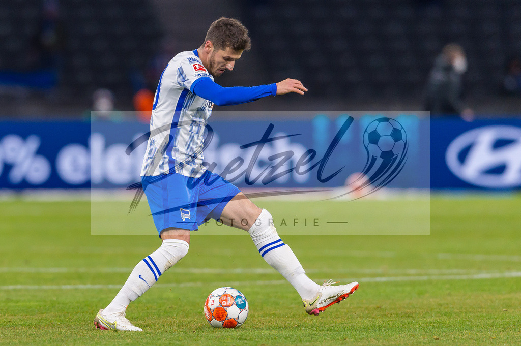 HERBOC20220204_228 | Fussball, Herren: Stevan Jovetic (Hertha BSC) in Aktion, am Ball, Einzelaktion bei dem Spiel der 1. Bundesliga zwischen Hertha BSC und VfL Bochum im Olypiastadion am 04.02.2022 in Berlin, Deutschland.DFB / DFL REGULATIONS PROHIBIT ANY USE OF PHOTOGRAPHS AS IMAGE SEQUENCES AND/OR QUASI-VIDEO. - Realisiert mit Pictrs.com