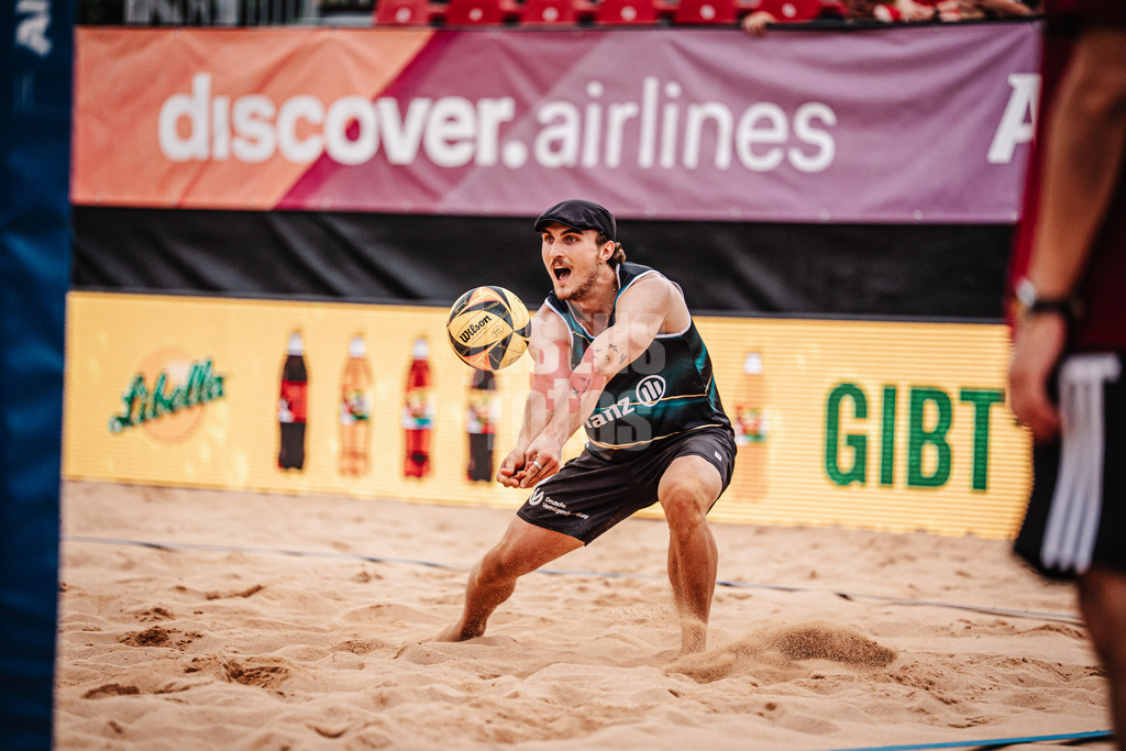 Beachvolleyball | München | Allianz German Beach Tour 2025 | Tourstop München | 03.07.2025 | Simon Pfretzschner nimmt den Ball an