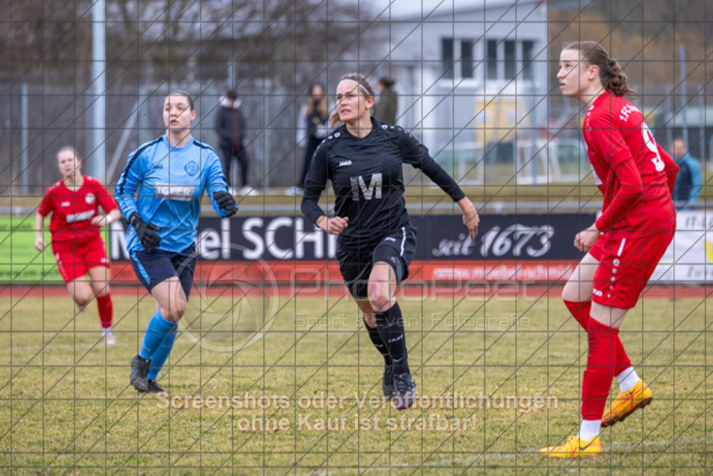 20250223_142711_0708 | #,1.FC Donzdorf (rot) vs. TSV Tettnang (schwarz), Fussball, Frauen-WFV-Pokal Achtelfinale, Saison 2024/2025, Rasenplatz Lautertal Stadion, Süßener Straße 16, 73072 Donzdorf, 23.02.2025 - 13:00 Uhr,Foto: PhotoPeet-Sportfotografie/Peter Harich