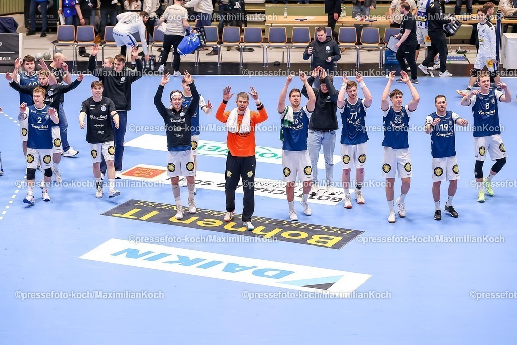 BHC11122501122 | 11.12.2025, Handball, HBL, Bergischer HC - ThSV Eisenach, Unihalle Wuppertal: Abschlussjubel nach dem 27:26 Sieg für den BHC 