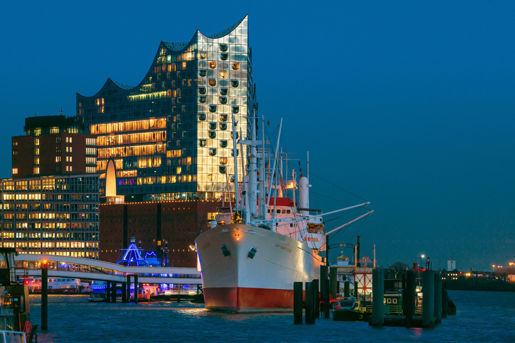 10260112 - Goldener Schimmer | Die Elbphilharmonie im goldenen Glanz der Abendsonne – ein magischer Moment im Hamburger Hafen.