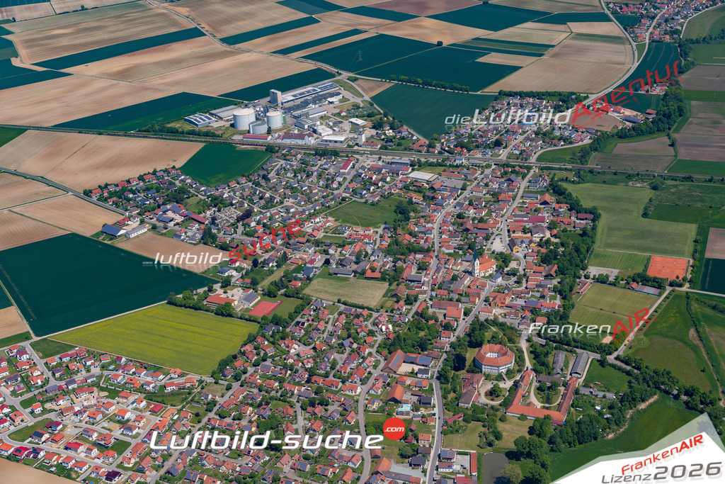 Das Luftbild der Stadt Sünching wurde 2021 vom Flugzeug heraus erstellt (keine Drohne) Aufnahmehöhe ca.450 Meter- hohe Bildauflösung und Druck-Qualität garantiert!