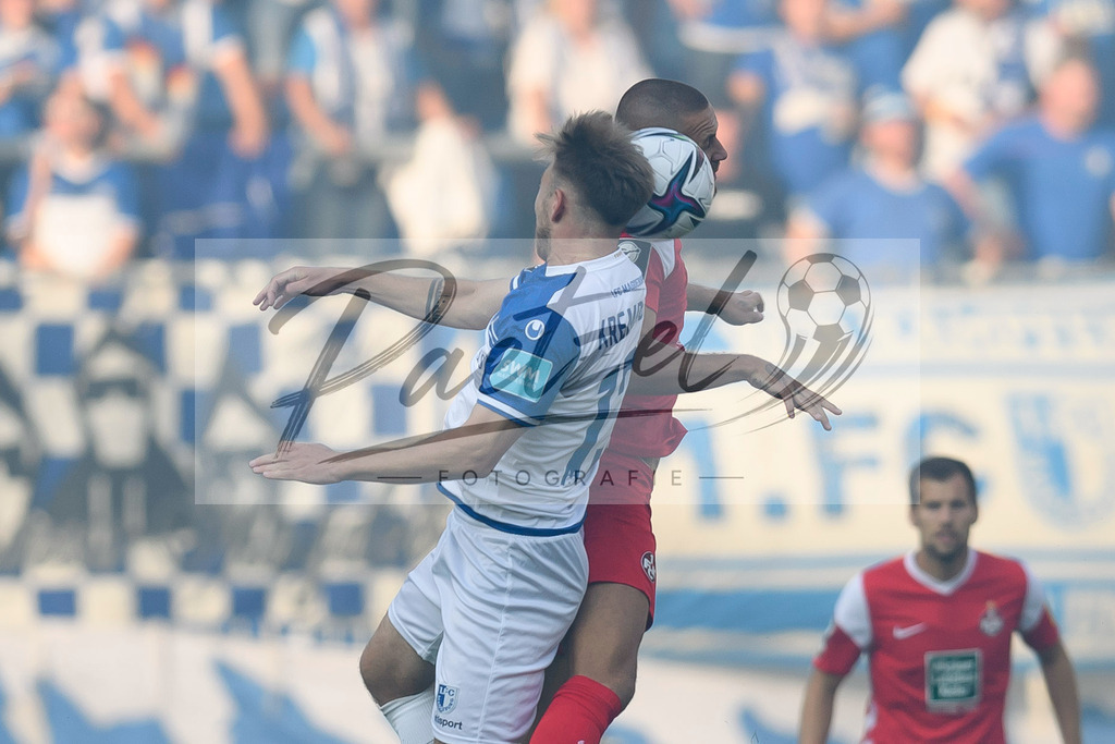FCMFCK20210904_117 | Fussball, Herren: Connor Krempicki (1. FC Magdeburg) und Rene Klingenburg (1. FC Kaiserslautern) im Zweikampf beim Spiel der 3. Liga zwischen 1. FC Magdeburg und 1. FC Kaiserslautern in der MDCC-Arena am 04.09.2021 in Magdeburg, Deutschland.DFB / DFL REGULATIONS PROHIBIT ANY USE OF PHOTOGRAPHS AS IMAGE SEQUENCES AND/OR QUASI-VIDEO. - Realisiert mit Pictrs.com