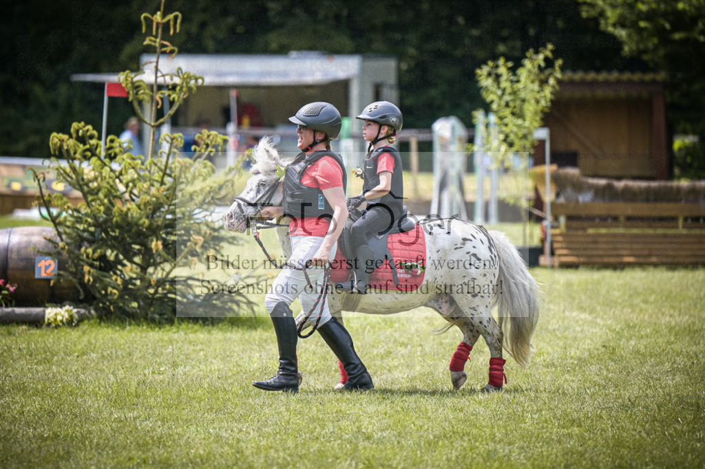 DOS_5788 | Entdecke hochwertige Reitturnierfotos von Foto Oger. Professionell, emotional und authentisch – jetzt Lieblingsmomente im Shop bestellen.Deutschlandweite Turnierfotografie. - Realisiert mit Pictrs.com