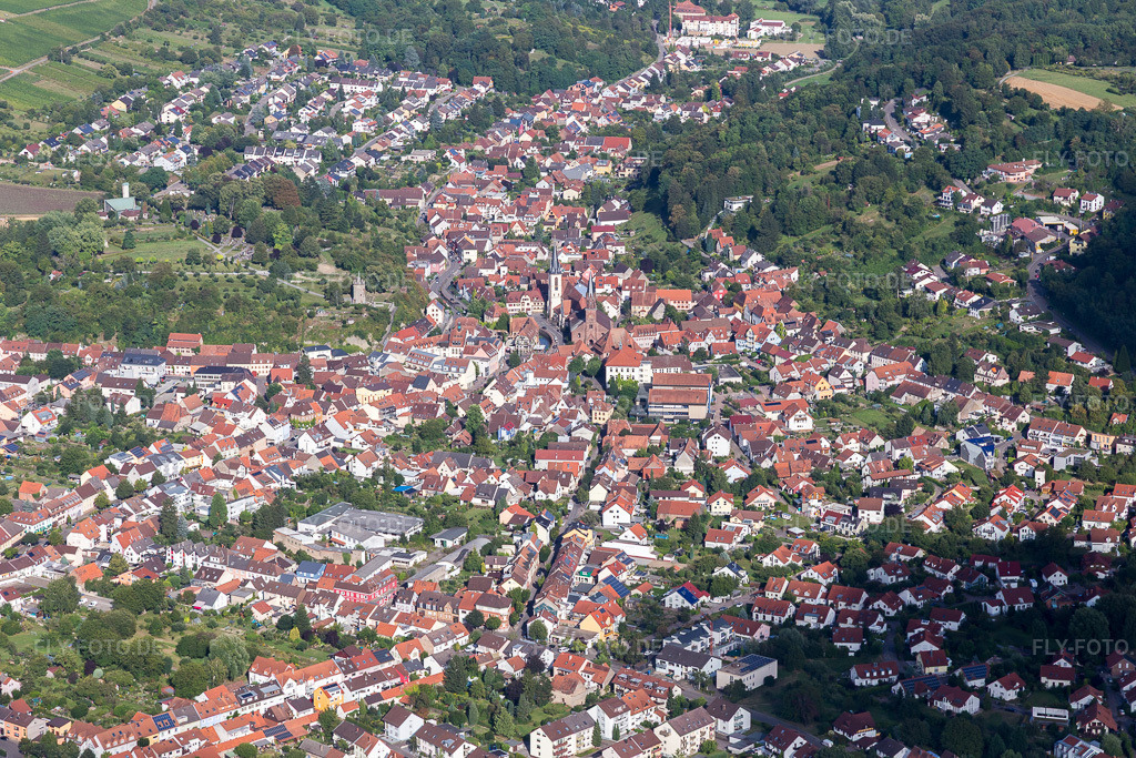 Luftbild: Ortsansicht der Straßen und Häuser der Wohngebiete in Weingarten im Bundesland Baden-Württemberg in Deutschland. Foto: IMG_093388.jpg vom 22.08.2016 durch Werner Riehm/FLY-FOTO.de