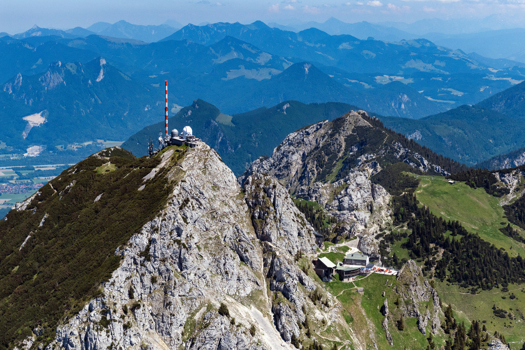 dr__0100265.jpg | BAYRISCHZELL 13.06.2023 Gipfel des Wendelsteinmassivs im Mangfallgebirge der Alpen bei Bayrischzell im Bundesland Bayern. Die Rundfunk- Sendeanlage mit dem markanten Sendemasten und Antennen wird vom Bayerischen Rundfunk betrieben. Auf dem Wendelstein befinden sich außerdem eine Sternwarte, Wetterwarte und die Wendelsteinkapelle. Er ist mit Seilbahn und Zahnradbahn erschlossen.